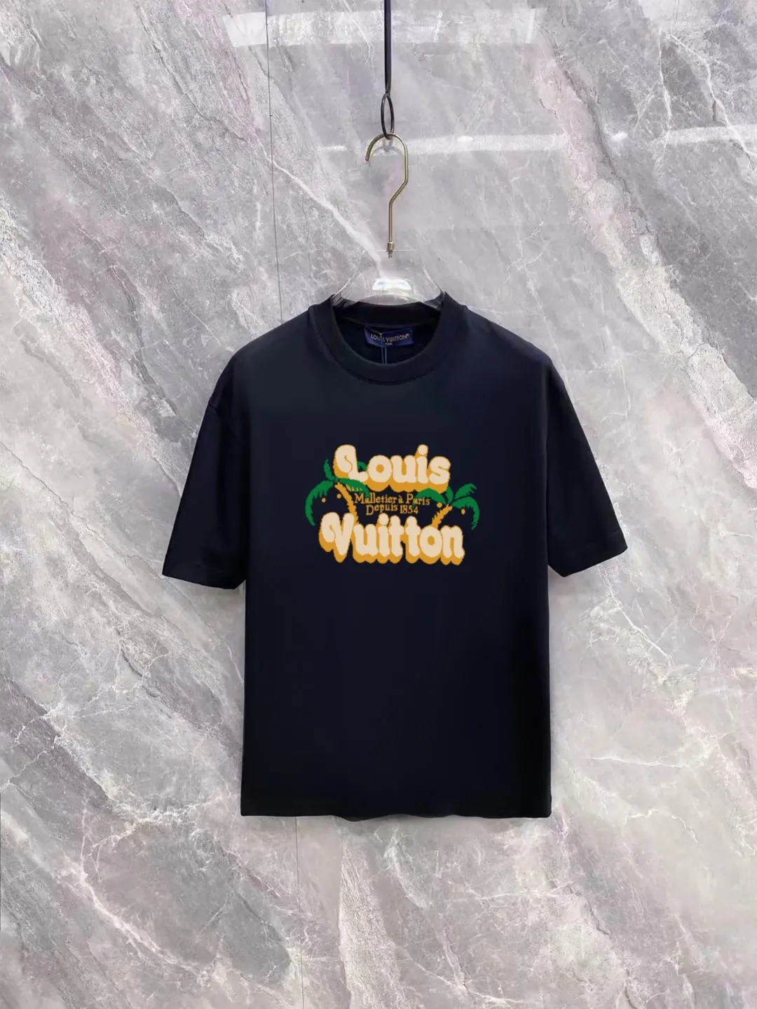 《LV~ 》 2026New Arrival Quality T ， , Versatile Quality ！ ‼ 32 G ‼ ， ， ， ， T 🤪 Sizes：S-M-L-XL-2XL ：Black，White， Same Style